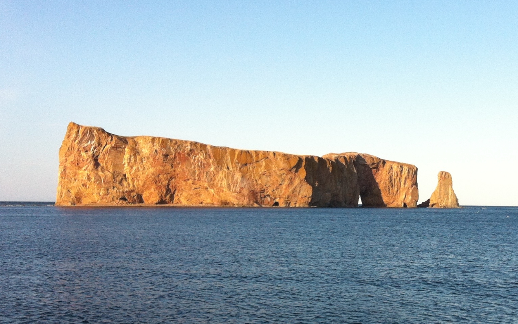 Le Rocher Percé se dressant dans le golfe du Saint-Laurent au large de Percé, en Gaspésie.